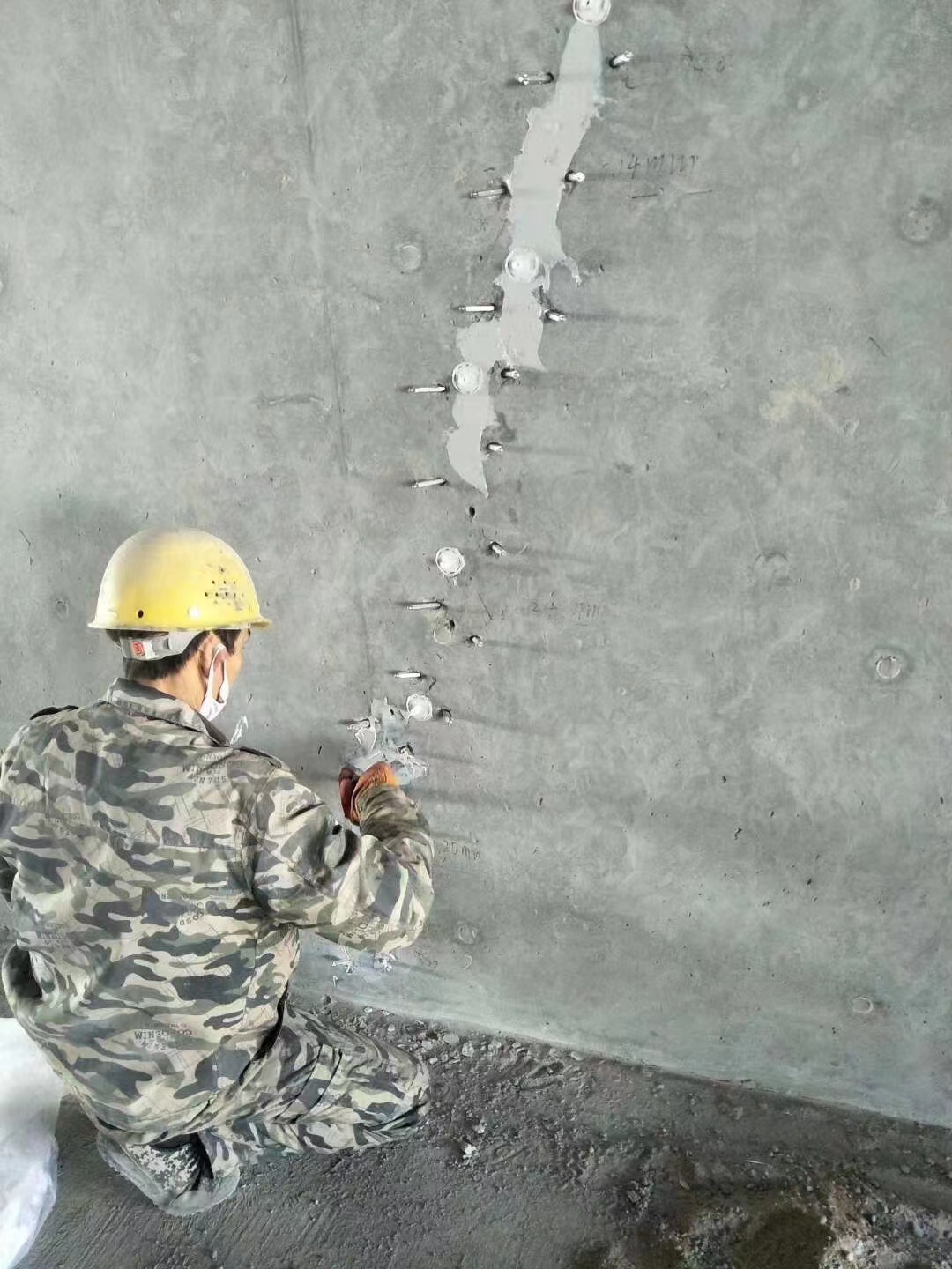绥化混凝土楼板裂缝加固施工的方案